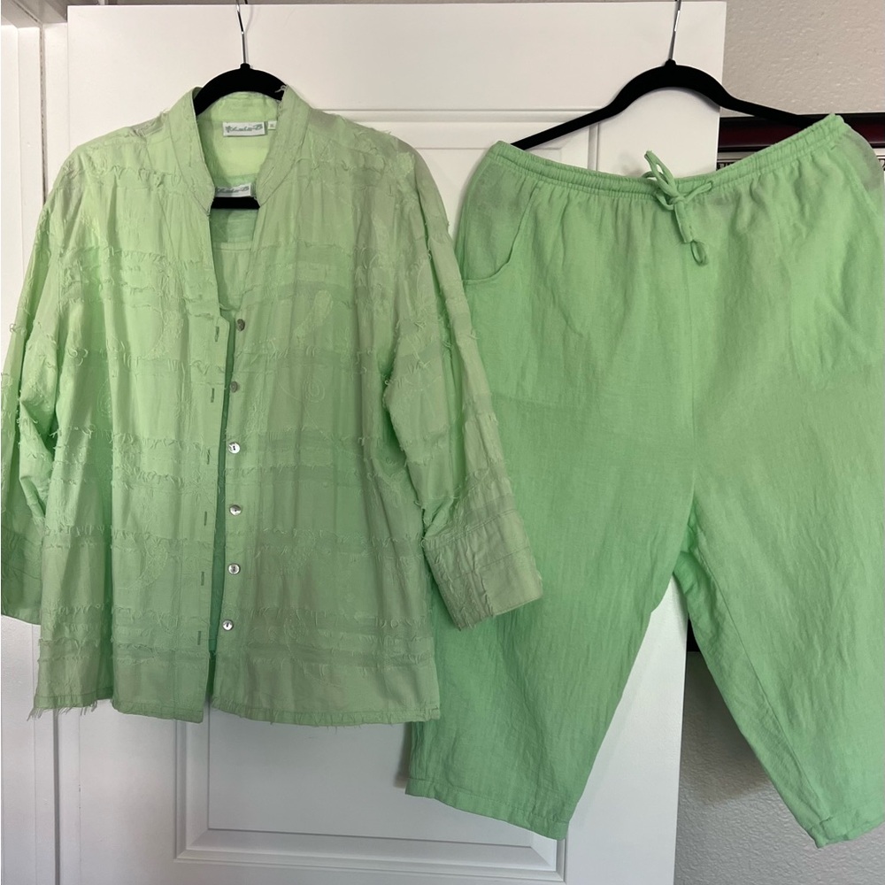 Three-piece set, 100% cotton, “Lulu B”, three piece Capri, shell and jacket.